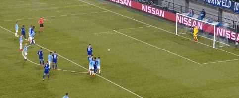 主裁判德尔塞罗在VAR提示下判罚点球，本塔莱布主罚一蹴而就，1-1!